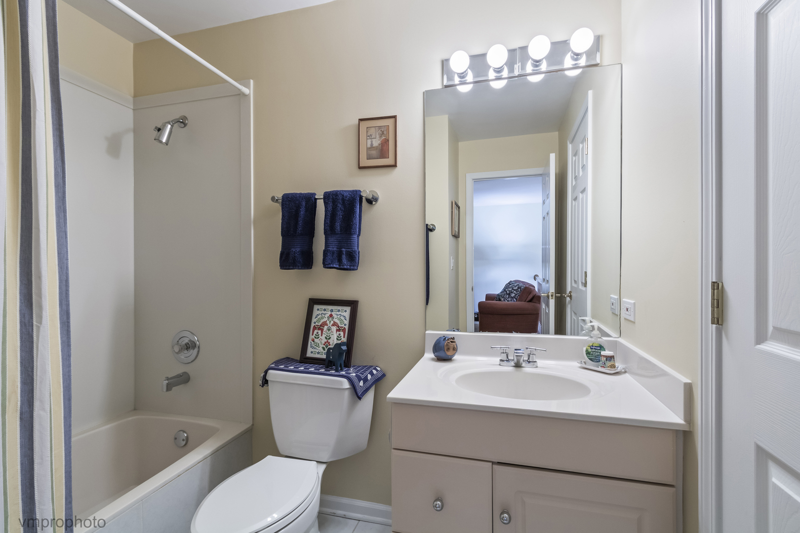1916 W Ashbury Lane #A, Inverness, IL 60067