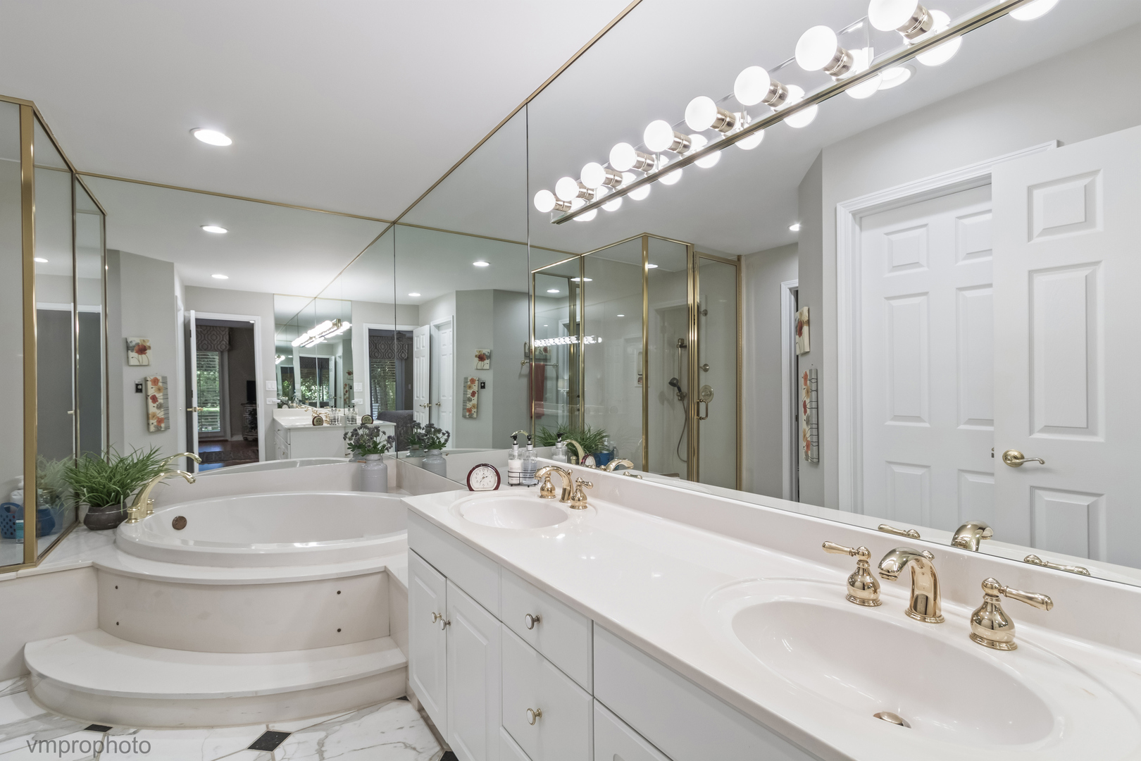 1916 W Ashbury Lane #A, Inverness, IL 60067