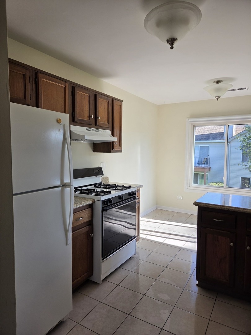 7030 Park Lane Court #204, Woodridge, IL 60517