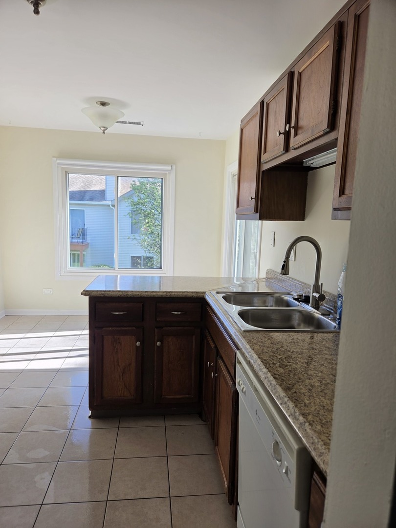 7030 Park Lane Court #204, Woodridge, IL 60517