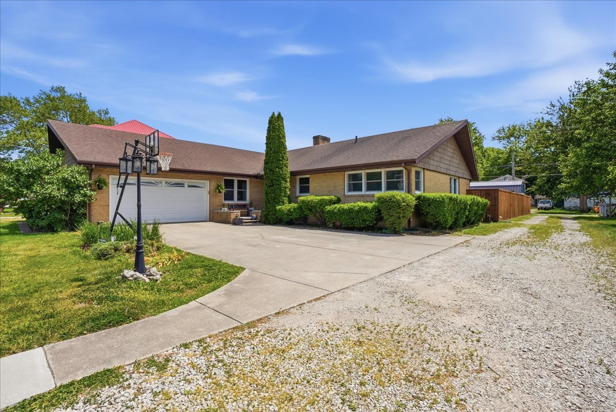 409 E Oak Street, Fairbury, IL 61739