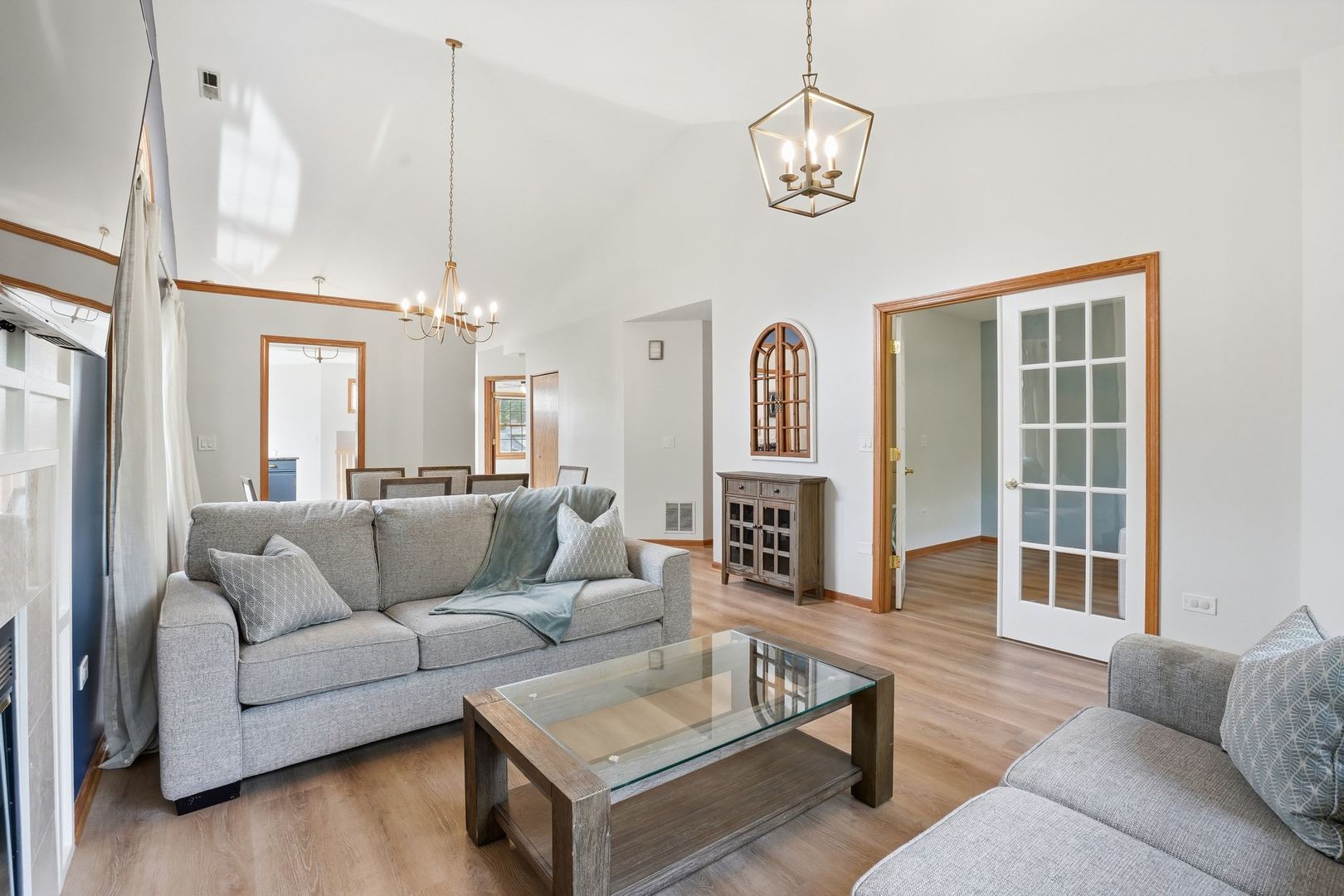 3255 N Daniels Court, Arlington Heights, IL 60004