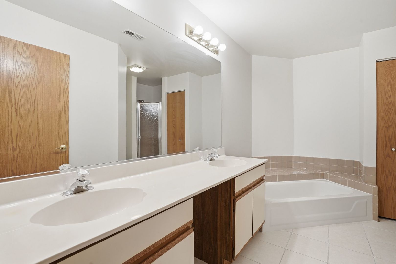 3255 N Daniels Court, Arlington Heights, IL 60004