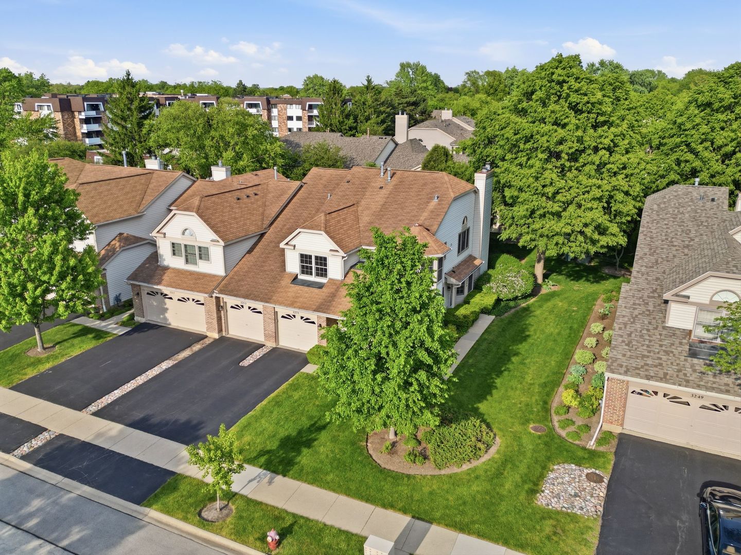 3255 N Daniels Court, Arlington Heights, IL 60004