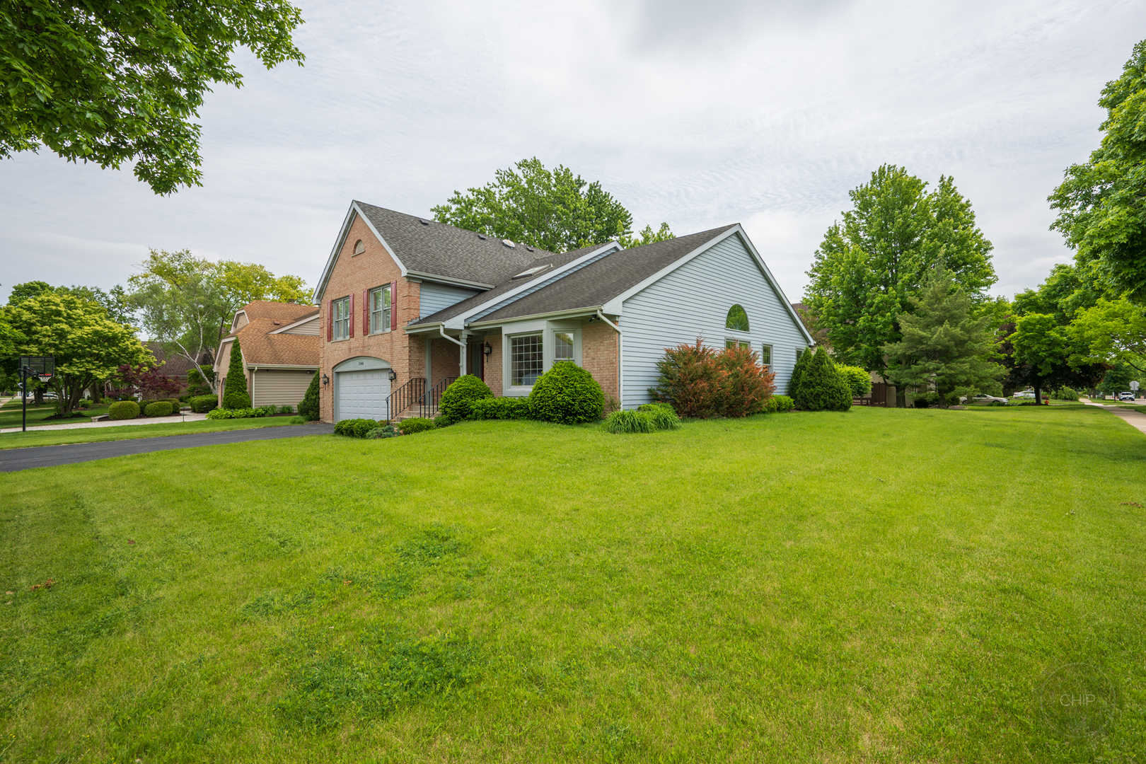 1046 E Amberwood Circle, Naperville, IL 60563