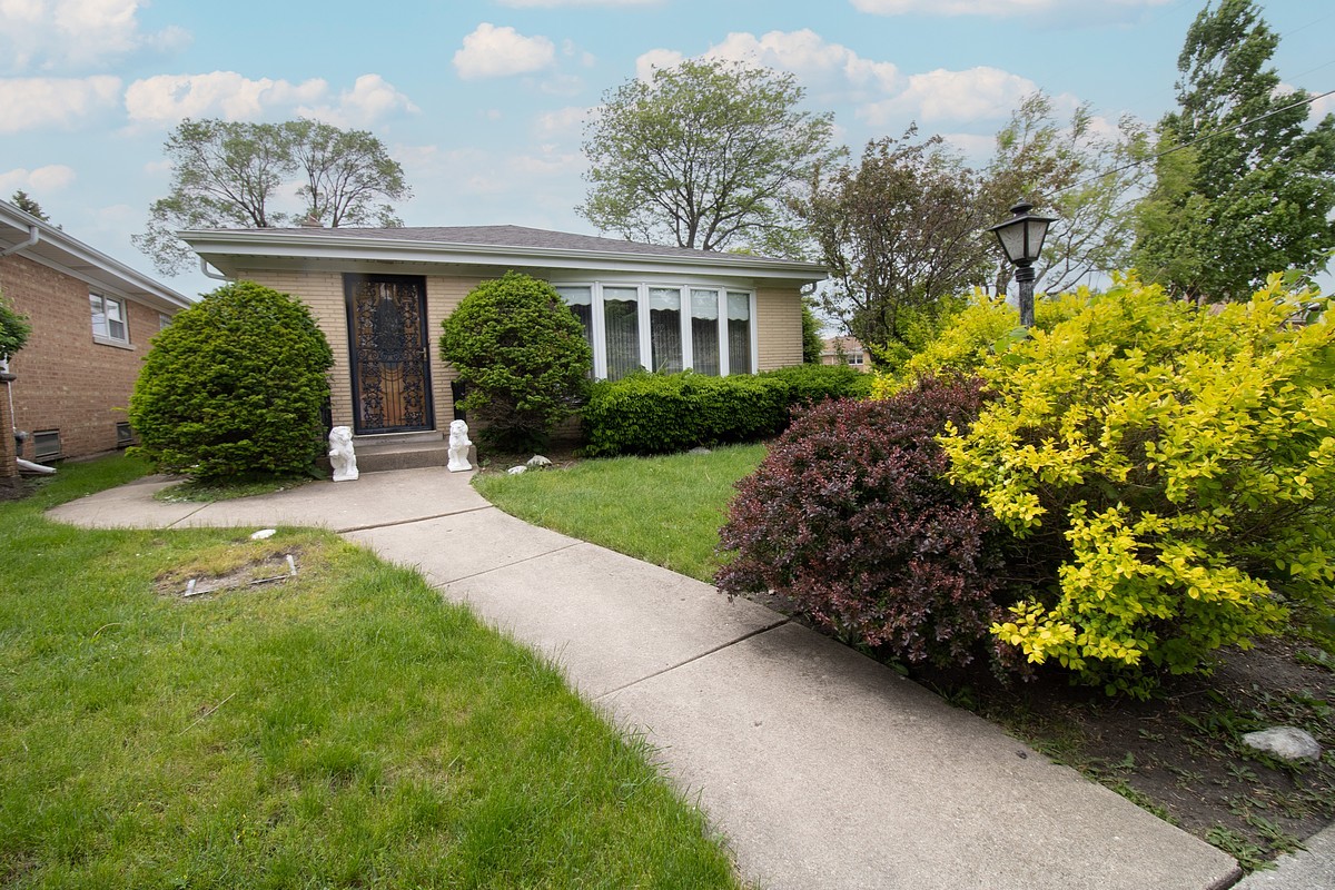 8662 N Merrill Street, Niles, IL 60714