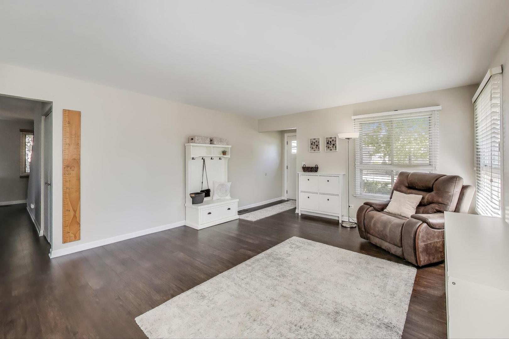 7044 Yorkshire Drive, Woodridge, IL 60517