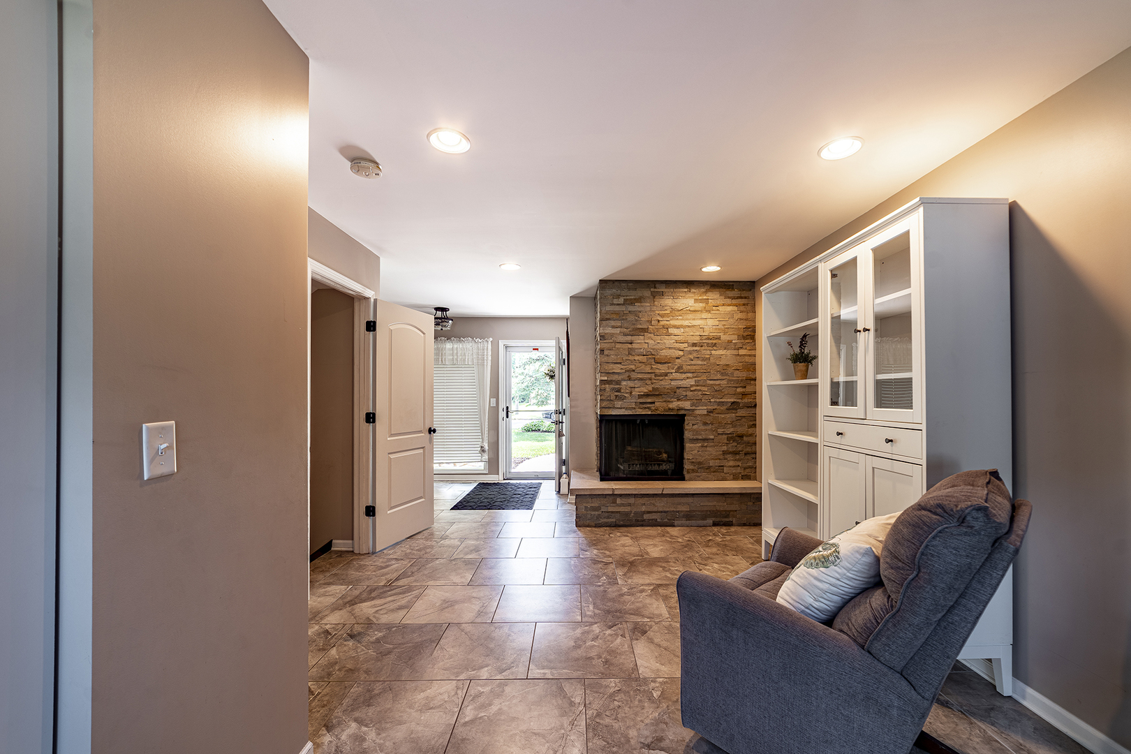 314 April Court, North Aurora, IL 60542