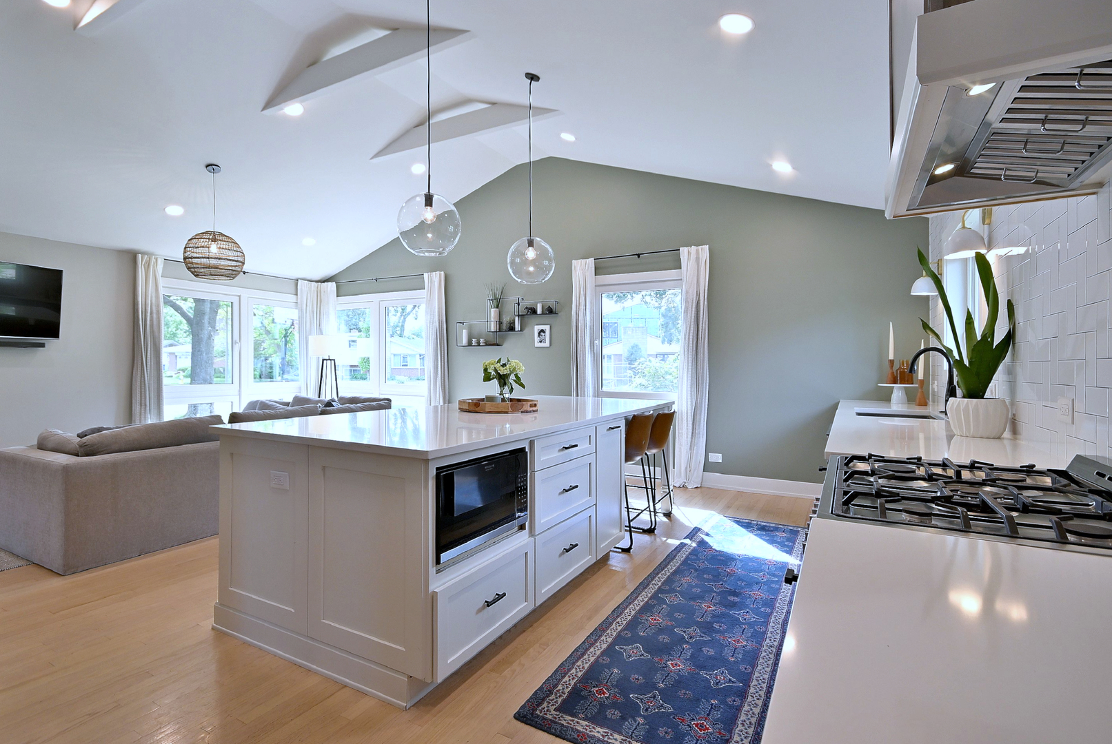 334 E Huntington Lane, Elmhurst, IL 60126