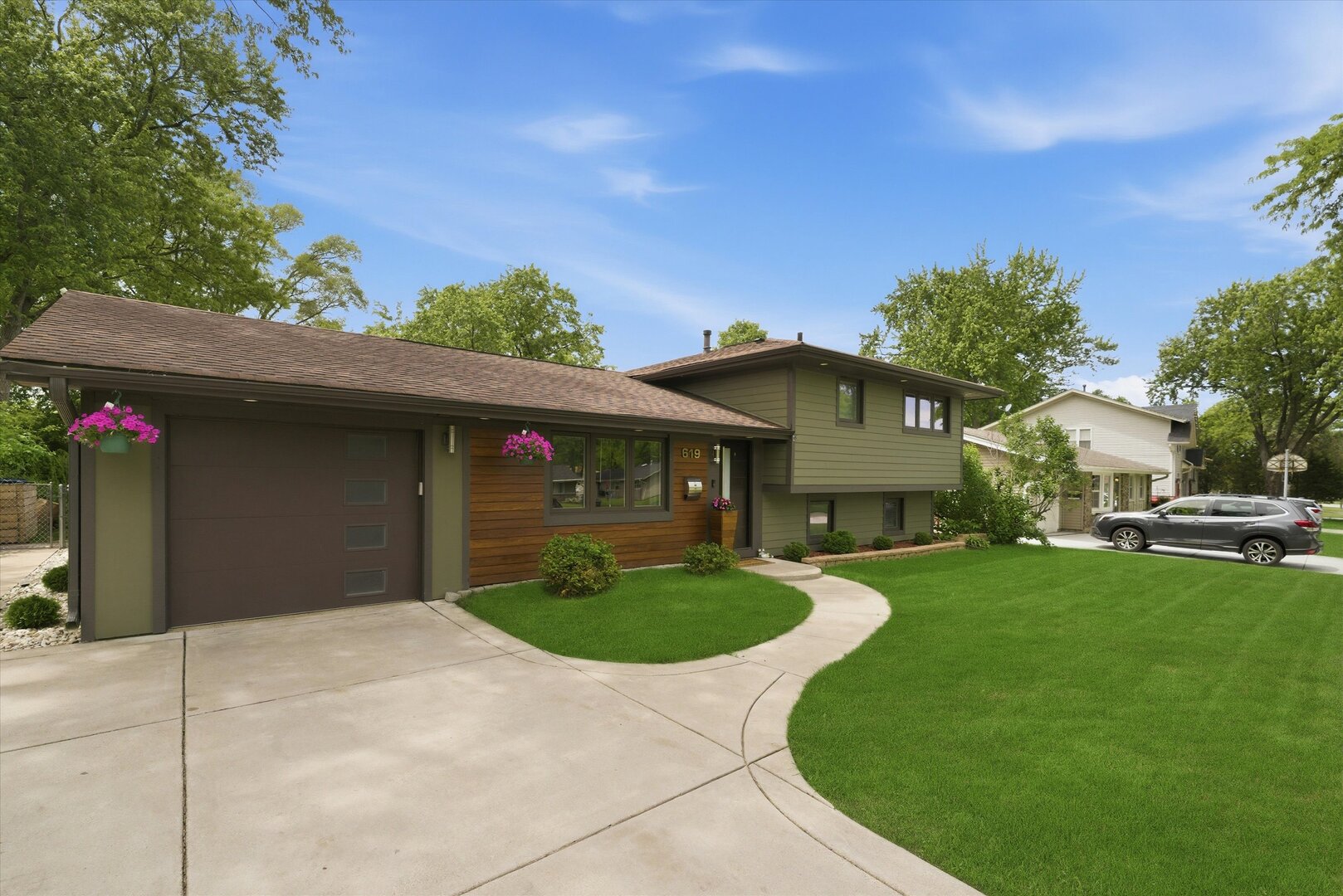 619 W Weathersfield Way, Schaumburg, IL 60193