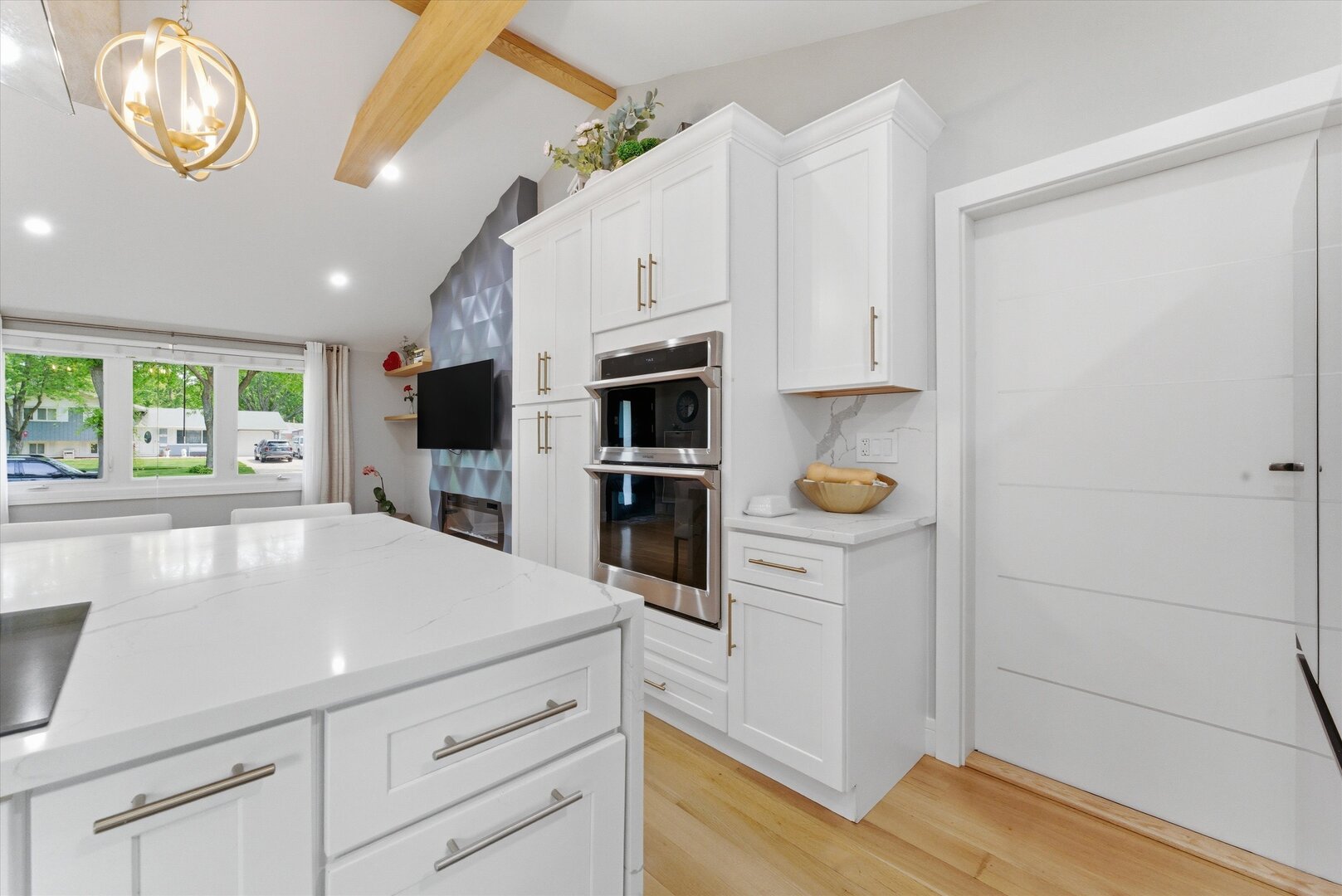 619 W Weathersfield Way, Schaumburg, IL 60193