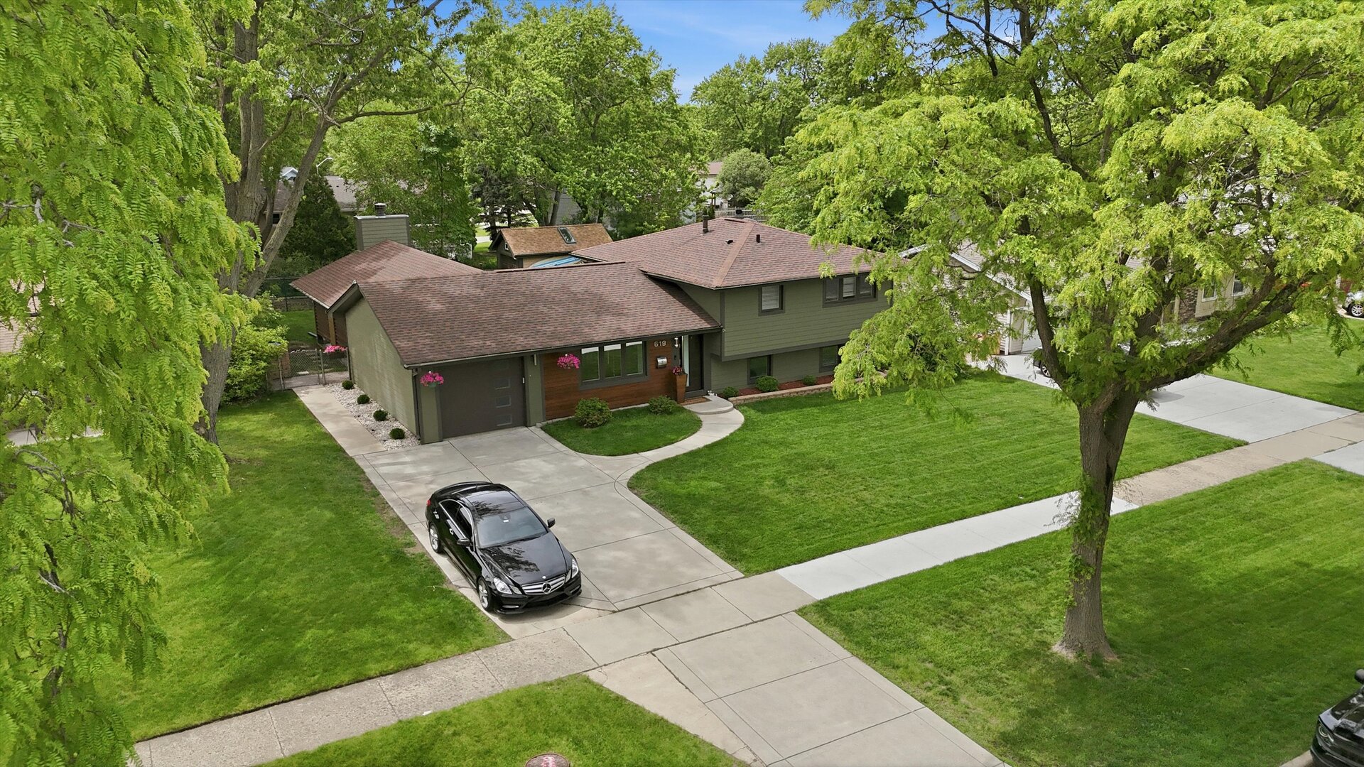 619 W Weathersfield Way, Schaumburg, IL 60193