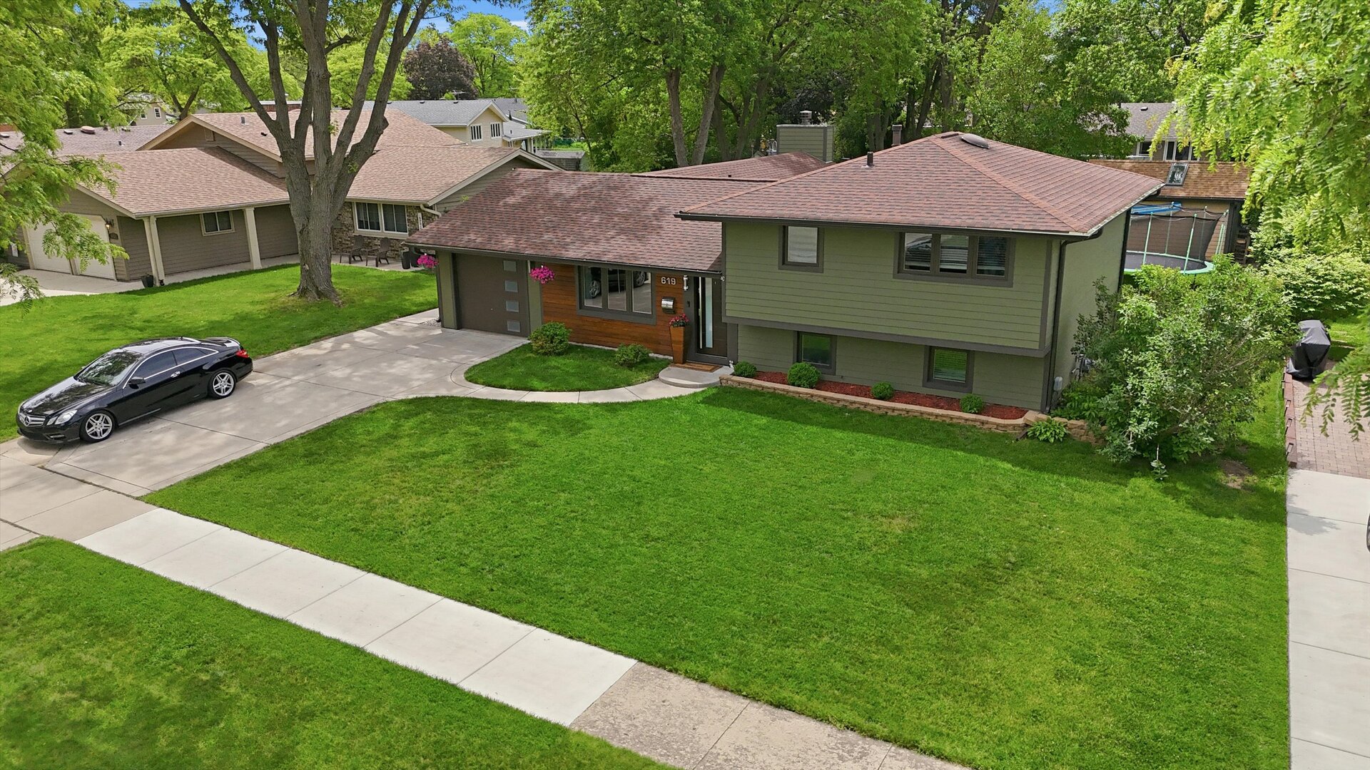 619 W Weathersfield Way, Schaumburg, IL 60193
