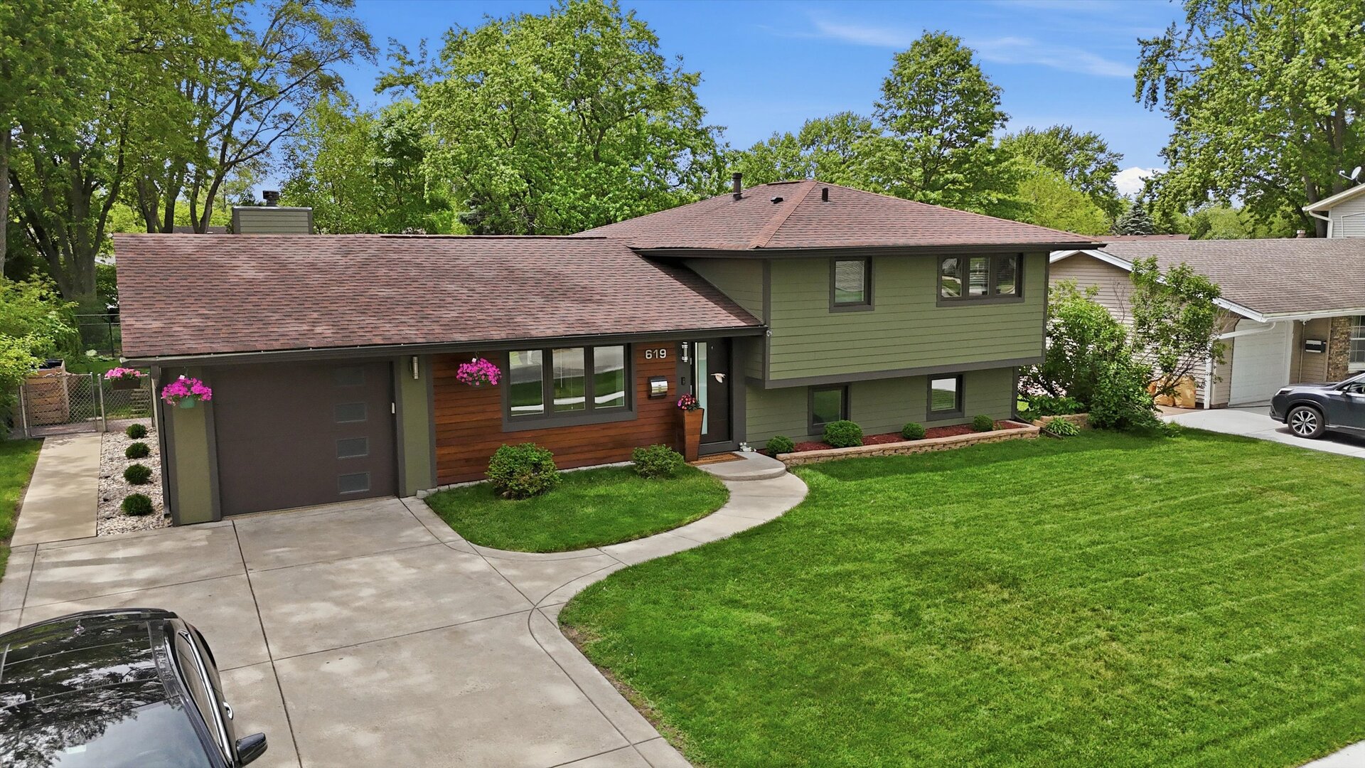 619 W Weathersfield Way, Schaumburg, IL 60193