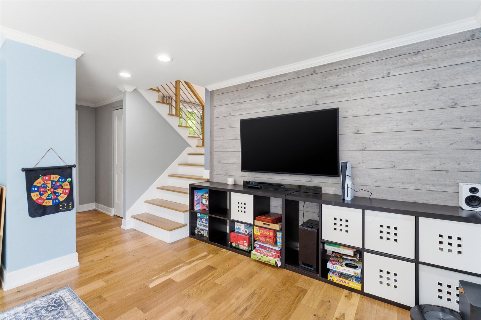 619 W Weathersfield Way, Schaumburg, IL 60193