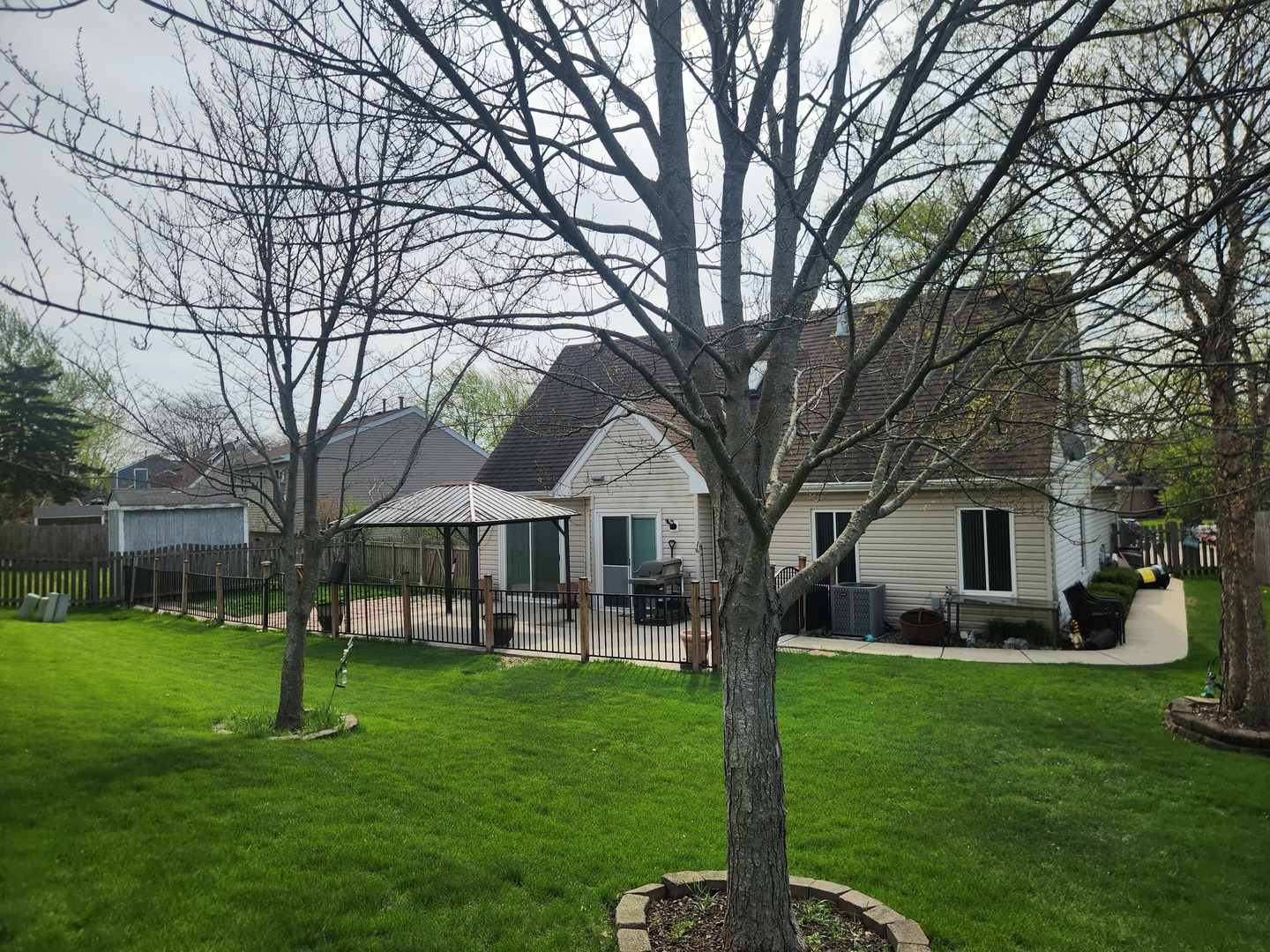 10 Ash Court, Streamwood, IL 60107