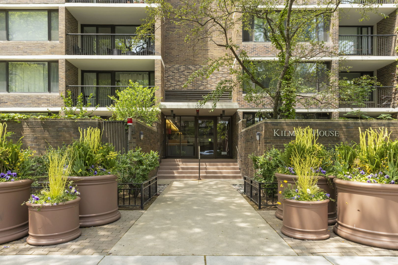 1555 N Sandburg Terrace #305K, Chicago, IL 60610
