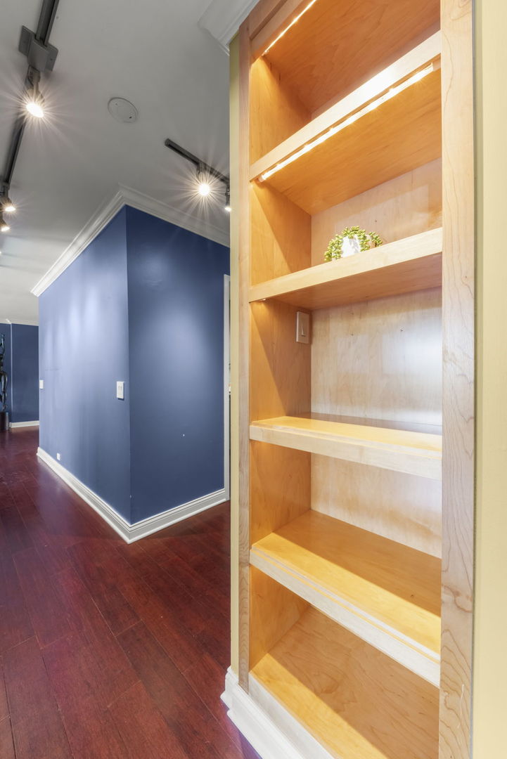 1555 N Sandburg Terrace #305K, Chicago, IL 60610