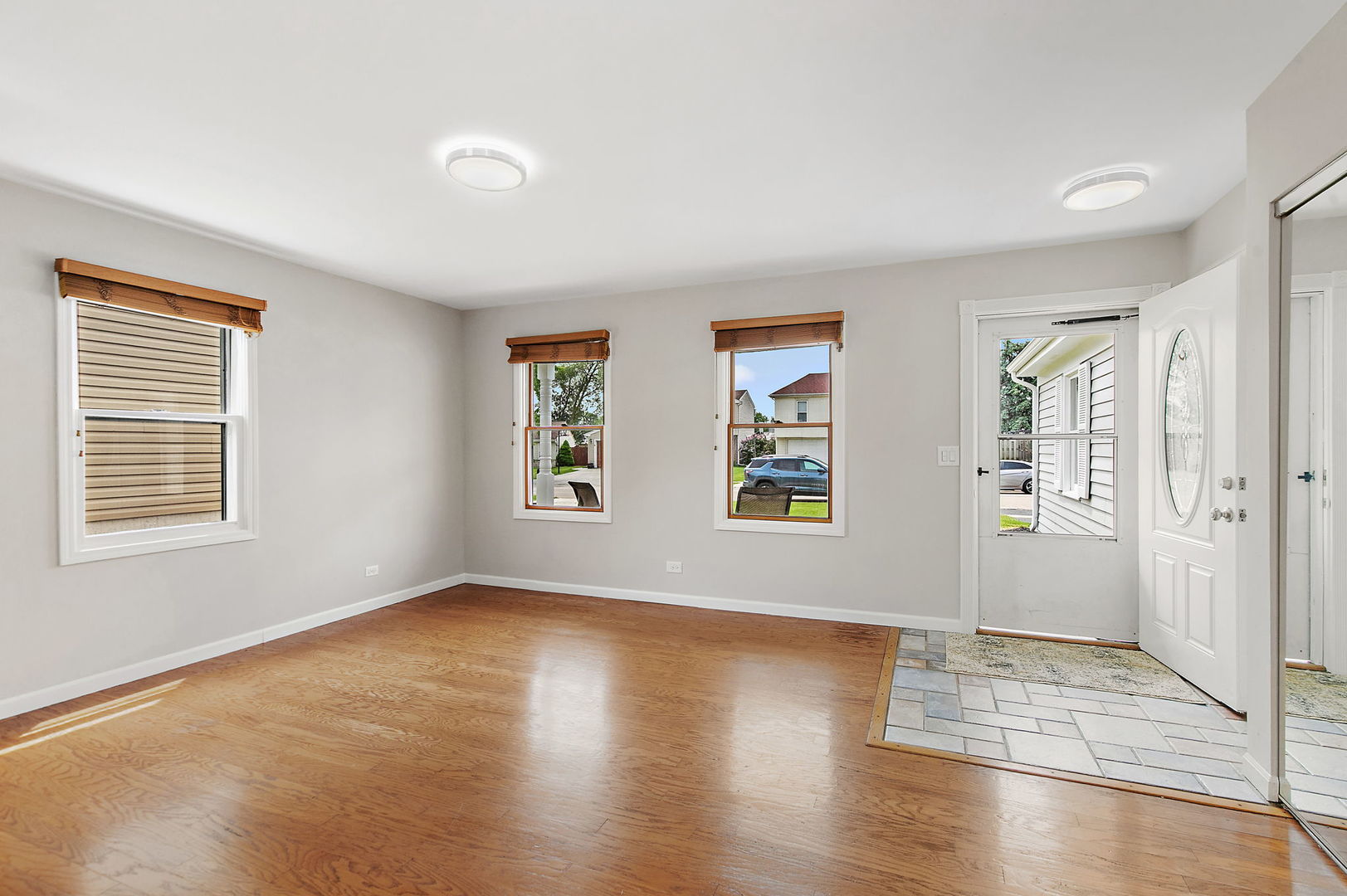 1000 Woodside Drive, Roselle, IL 60172