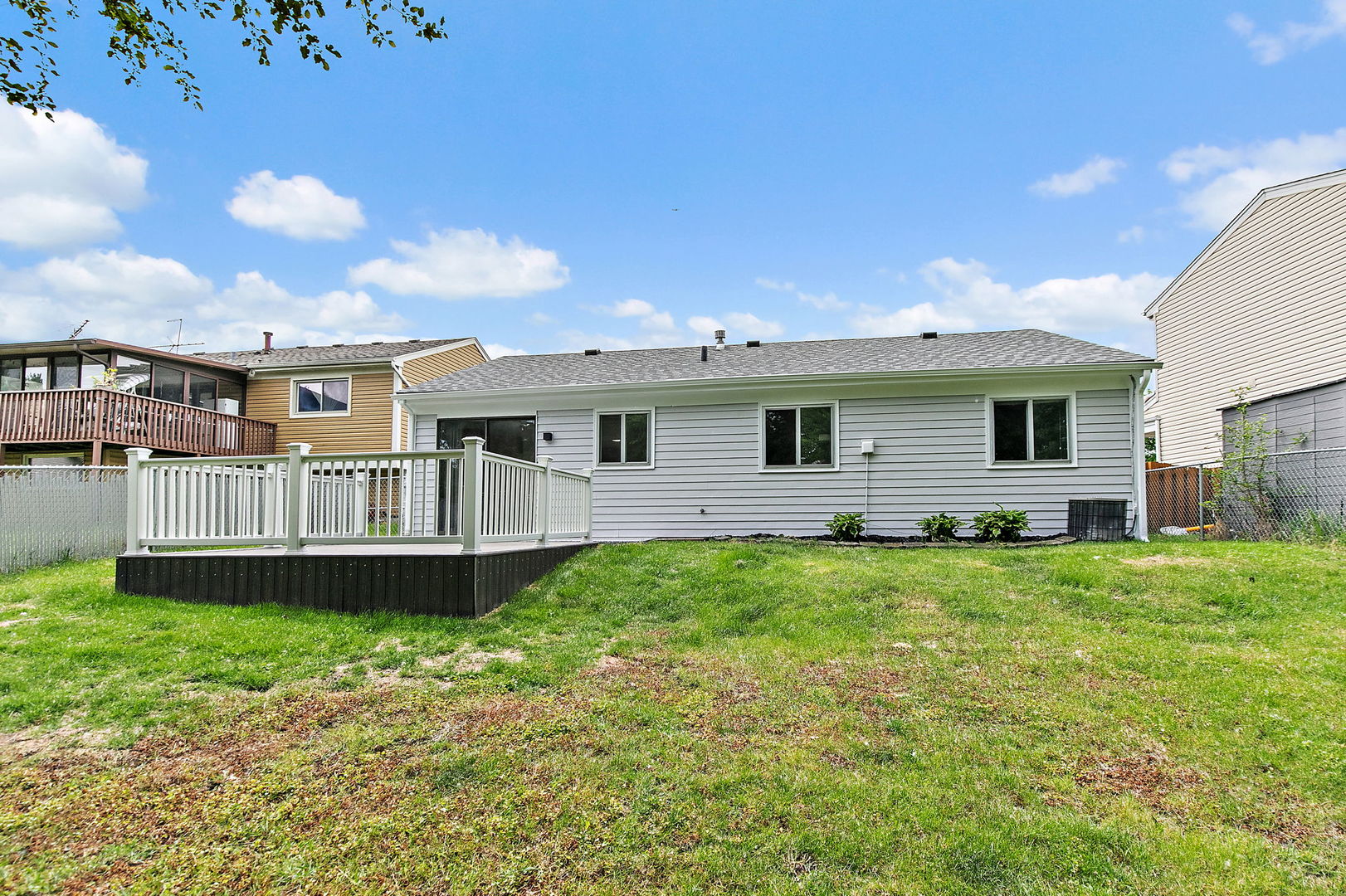 1000 Woodside Drive, Roselle, IL 60172