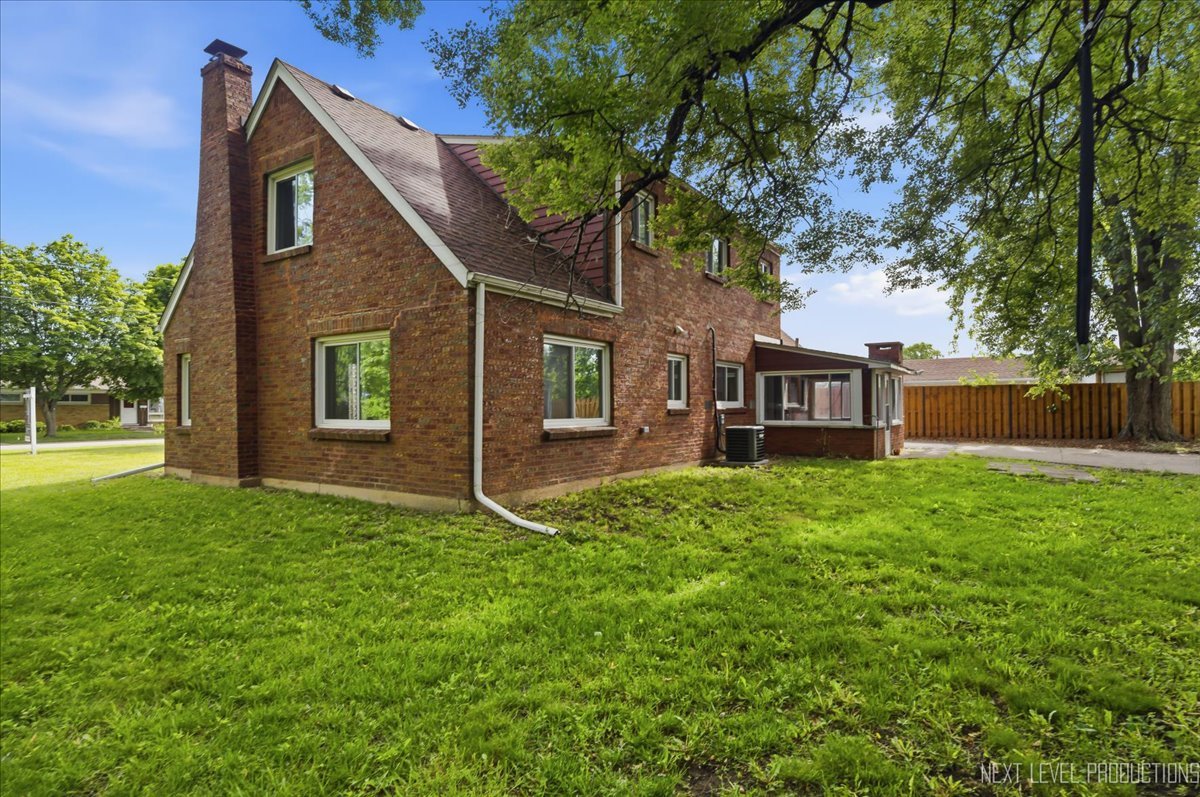 10155 Ivanhoe Avenue, Schiller Park, IL 60176
