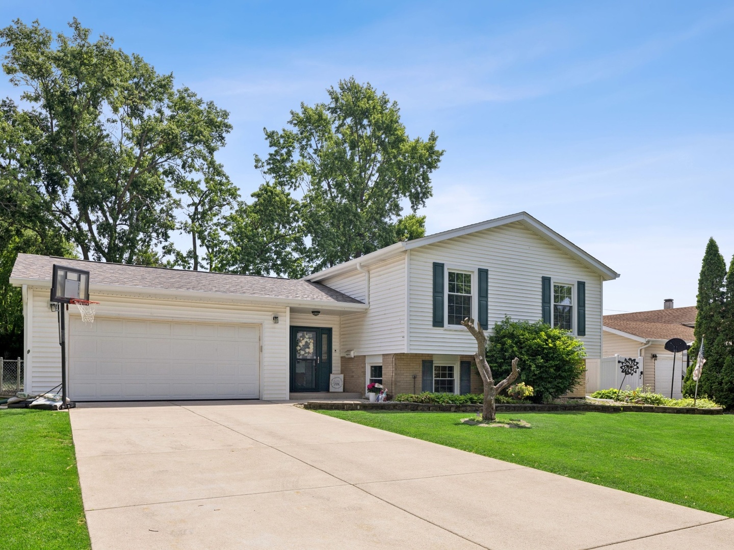 7329 Richmond Avenue, Darien, IL 60561