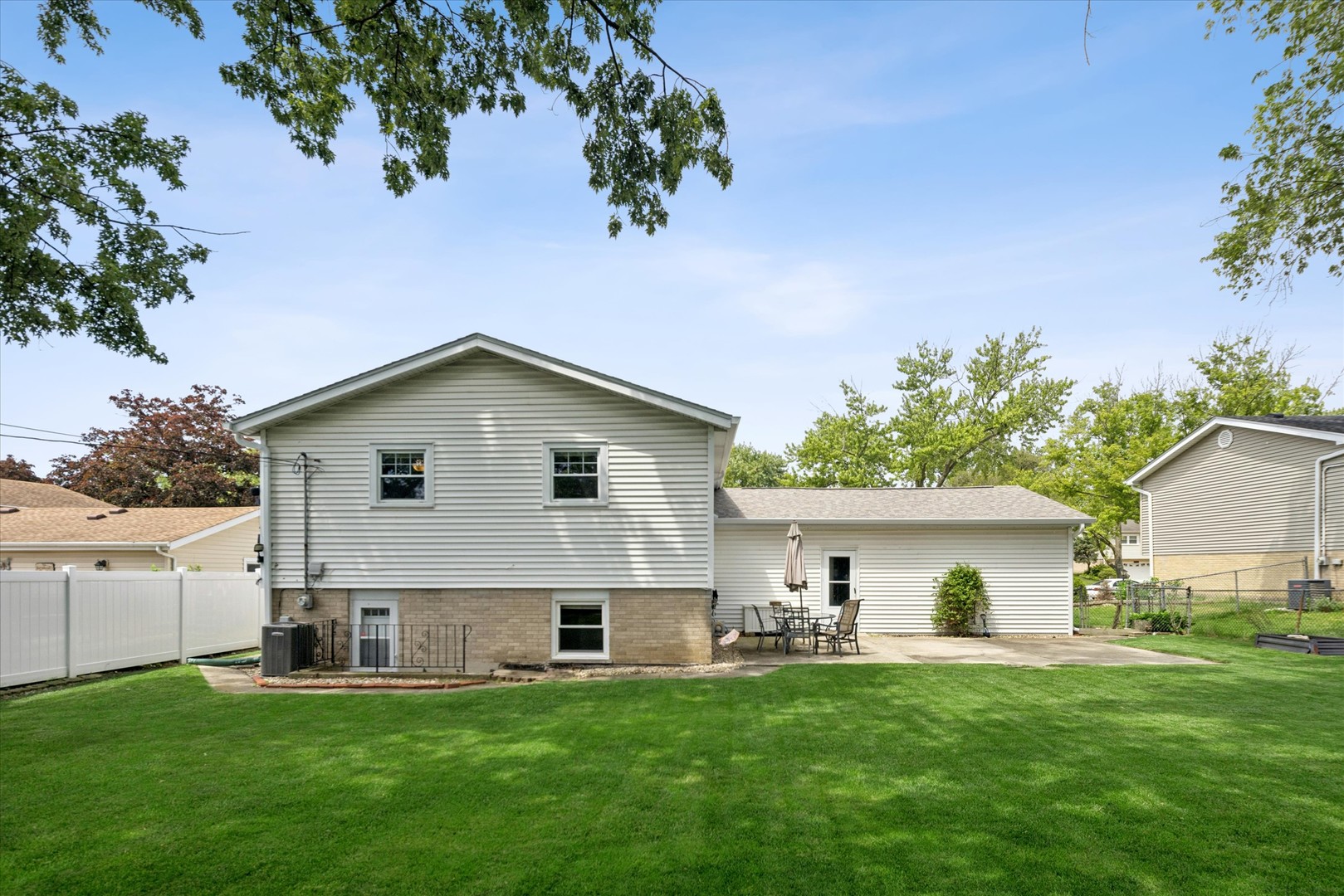 7329 Richmond Avenue, Darien, IL 60561