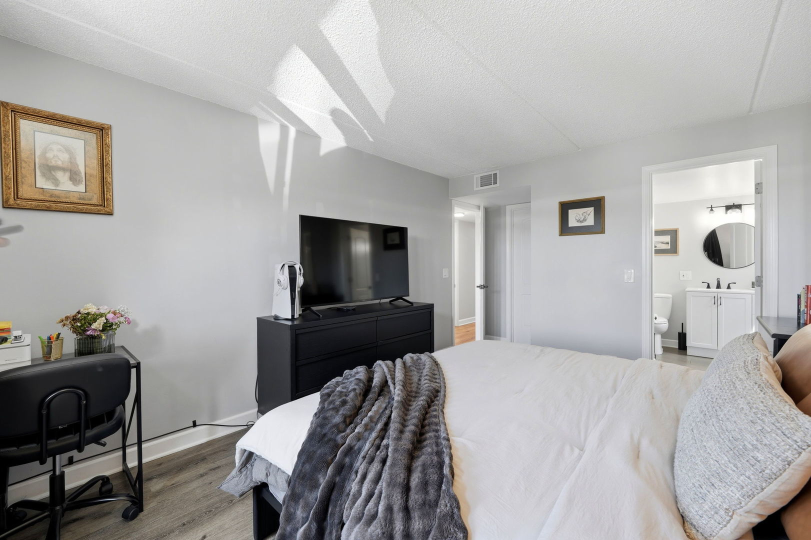4100 N Neenah Avenue #201N, Chicago, IL 60634
