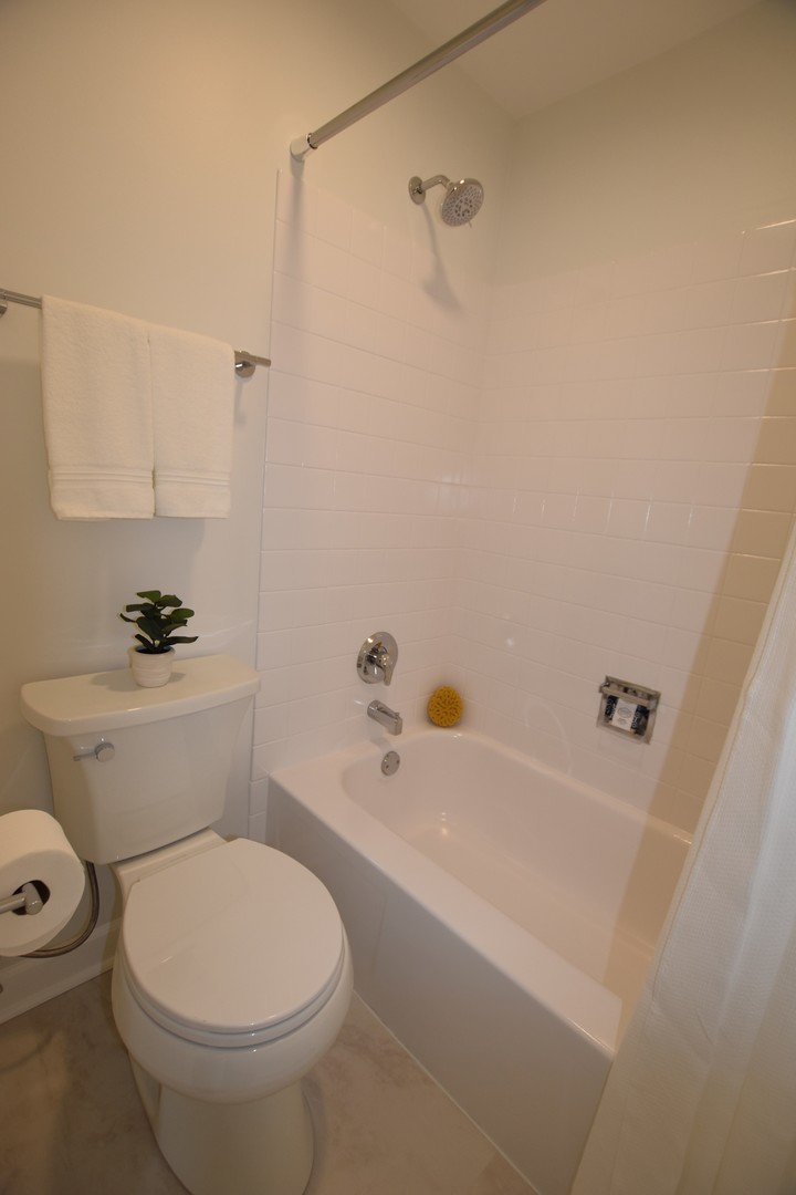 500 W Huntington Commons Road #157, Mount Prospect, IL 60056