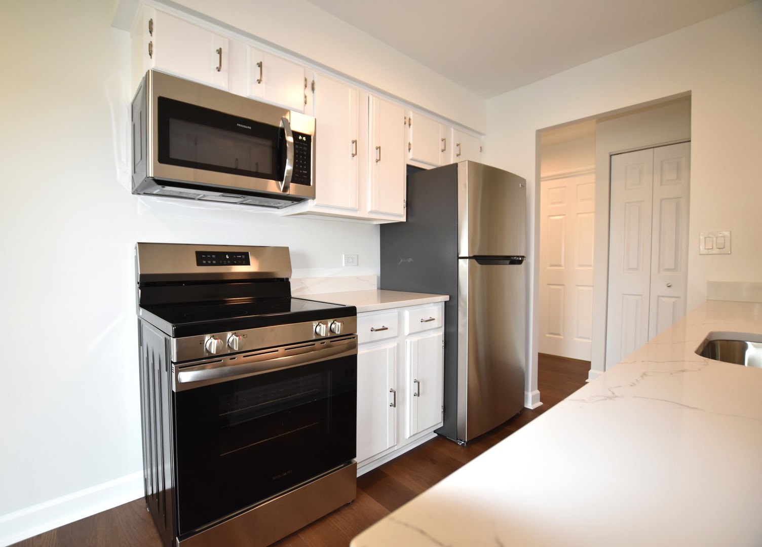 500 W Huntington Commons Road #157, Mount Prospect, IL 60056