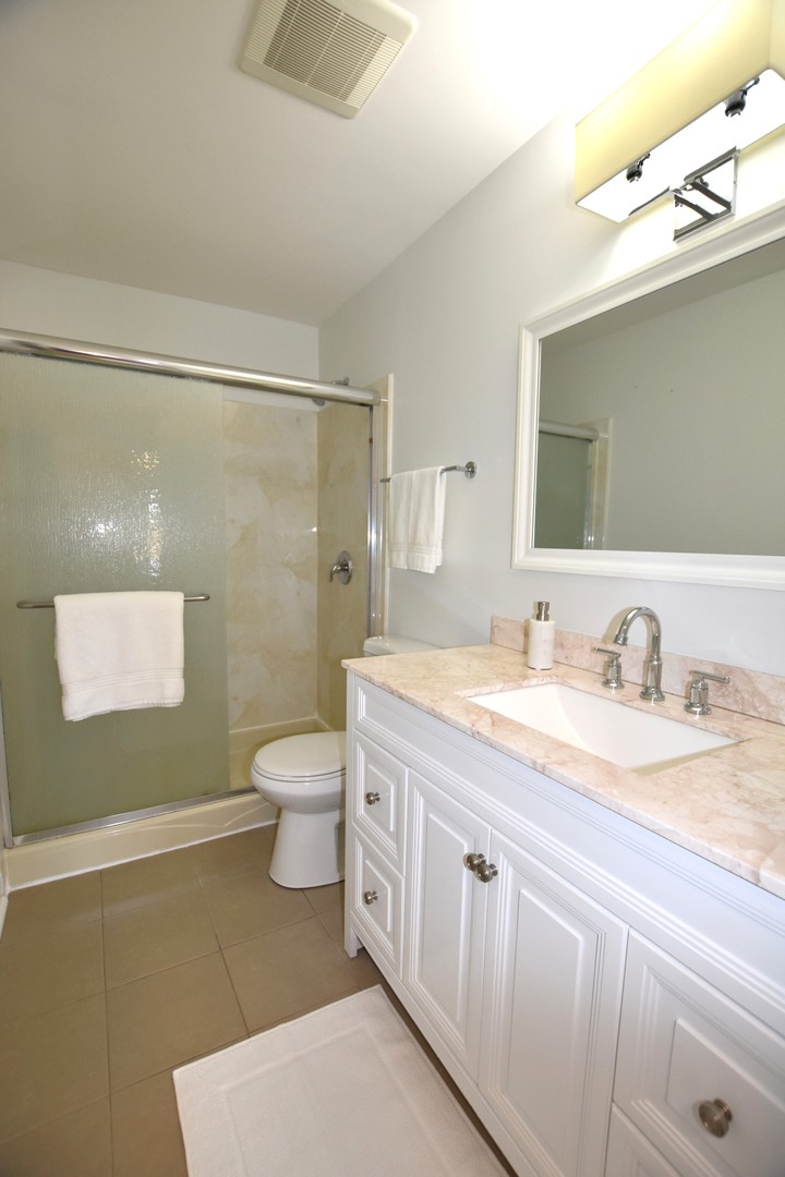 500 W Huntington Commons Road #157, Mount Prospect, IL 60056