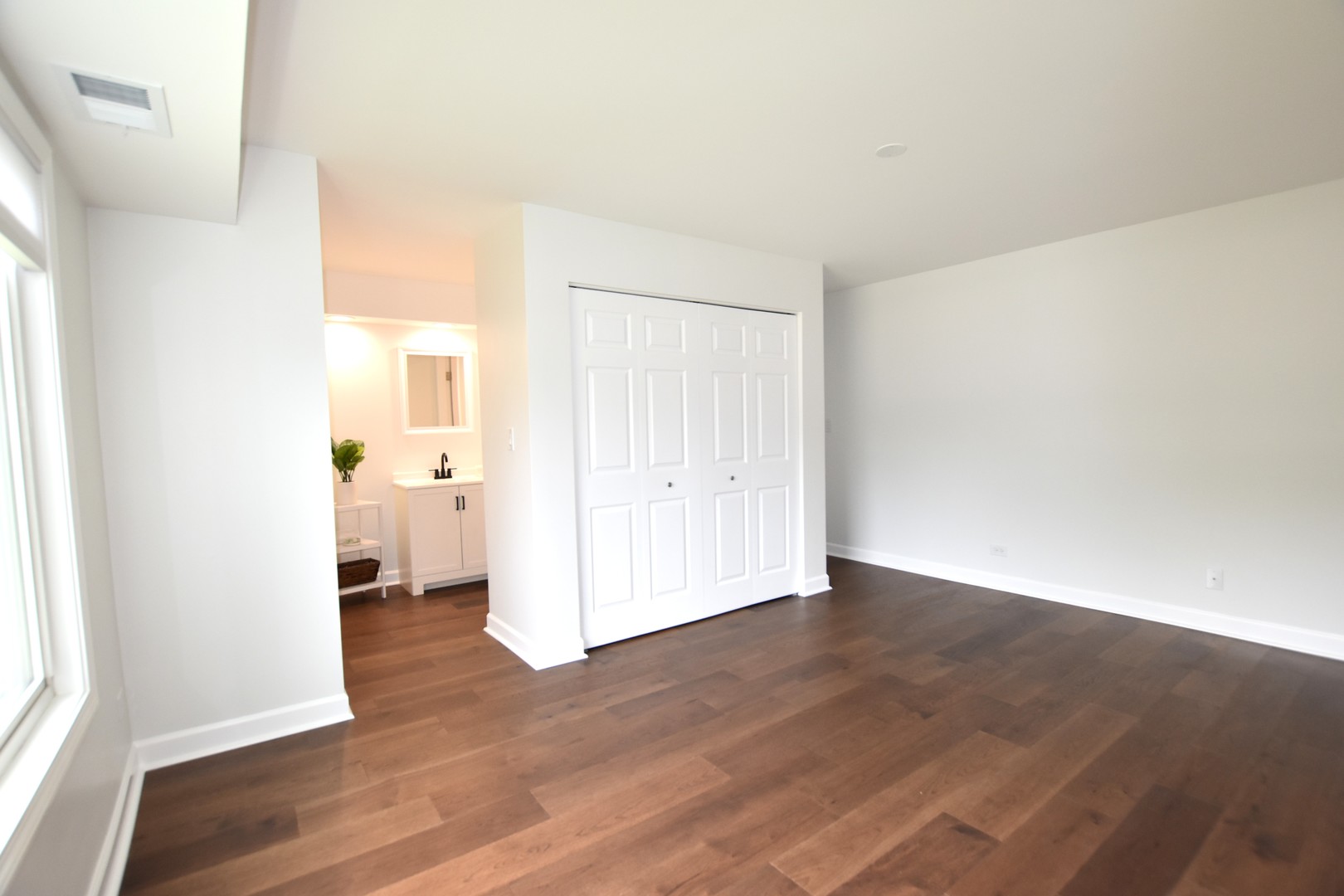 500 W Huntington Commons Road #157, Mount Prospect, IL 60056
