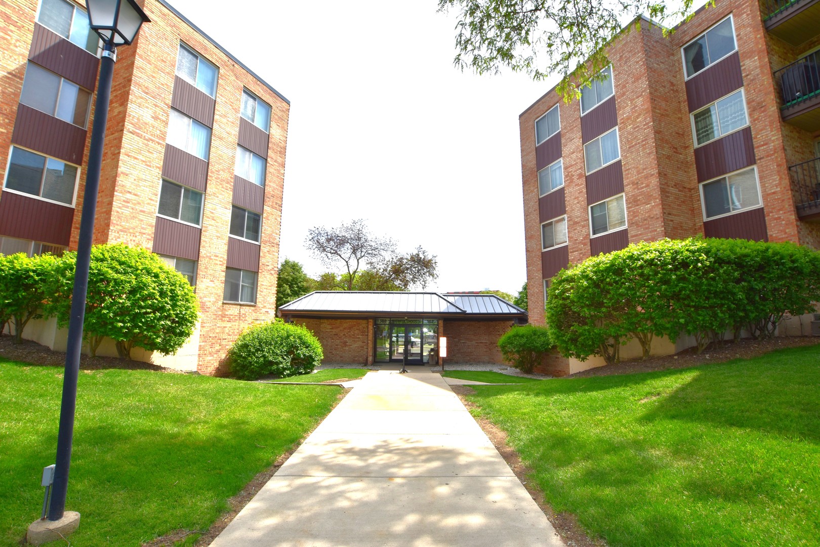 500 W Huntington Commons Road #157, Mount Prospect, IL 60056