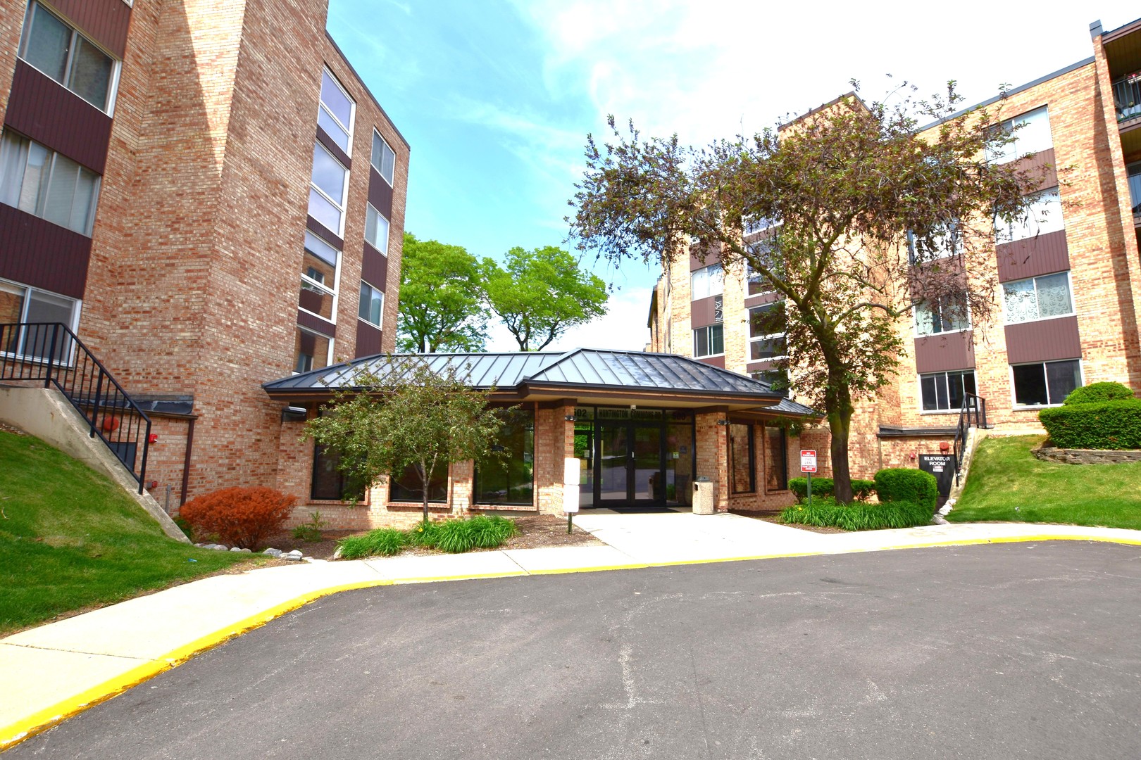 500 W Huntington Commons Road #157, Mount Prospect, IL 60056