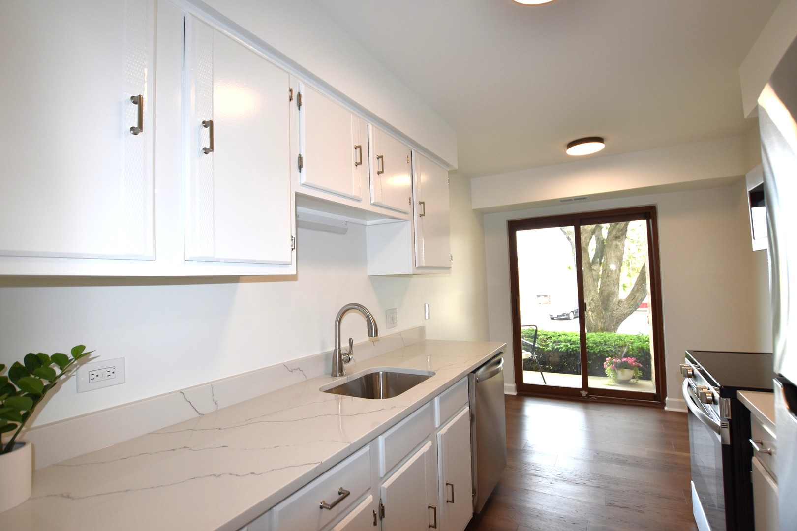 500 W Huntington Commons Road #157, Mount Prospect, IL 60056
