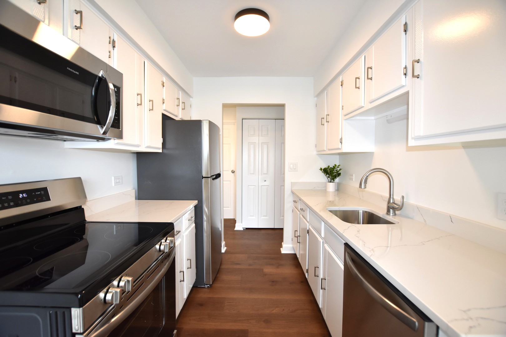 500 W Huntington Commons Road #157, Mount Prospect, IL 60056
