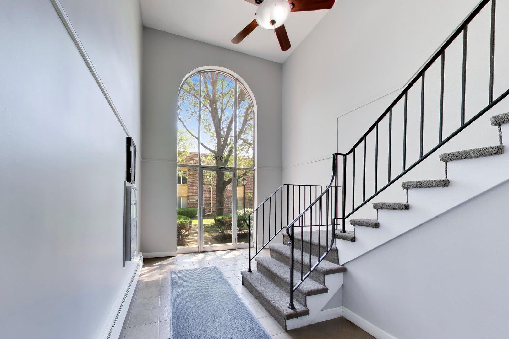 906 W Alleghany Drive #1B, Arlington Heights, IL 60004
