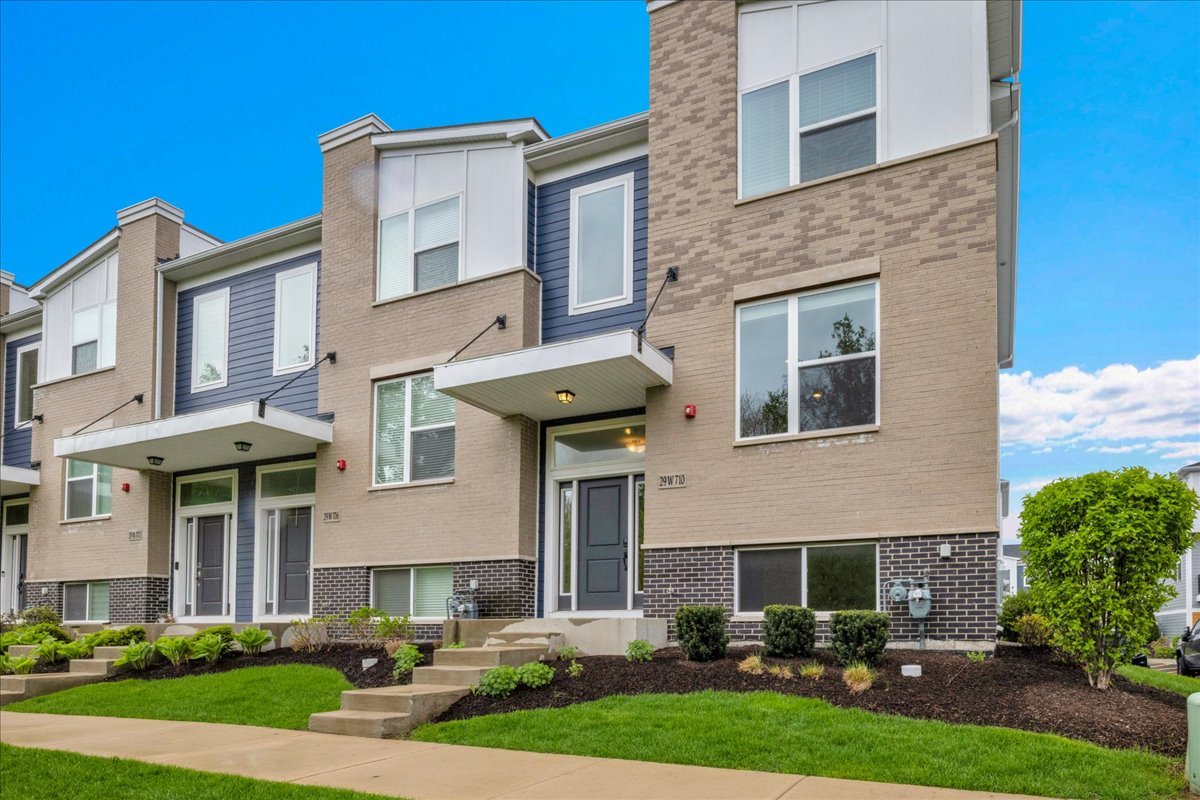 29w710 Cambridge Court, Warrenville, IL 60555