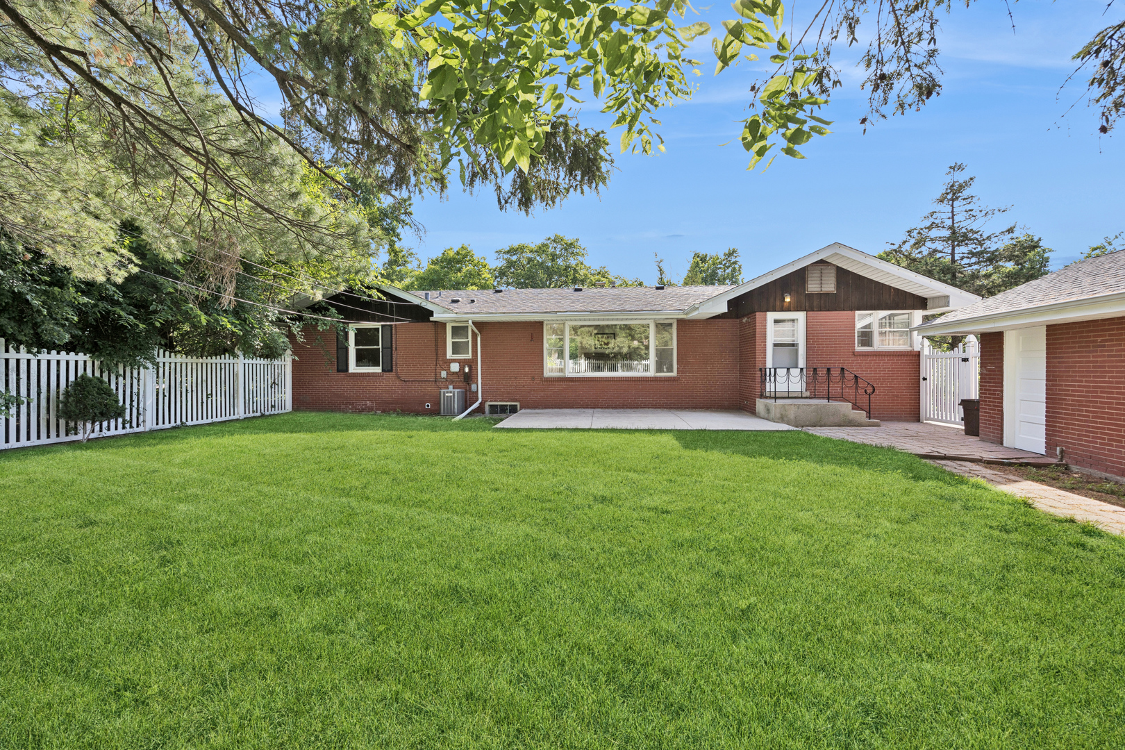 629 Dundee Avenue, Flossmoor, IL 60422