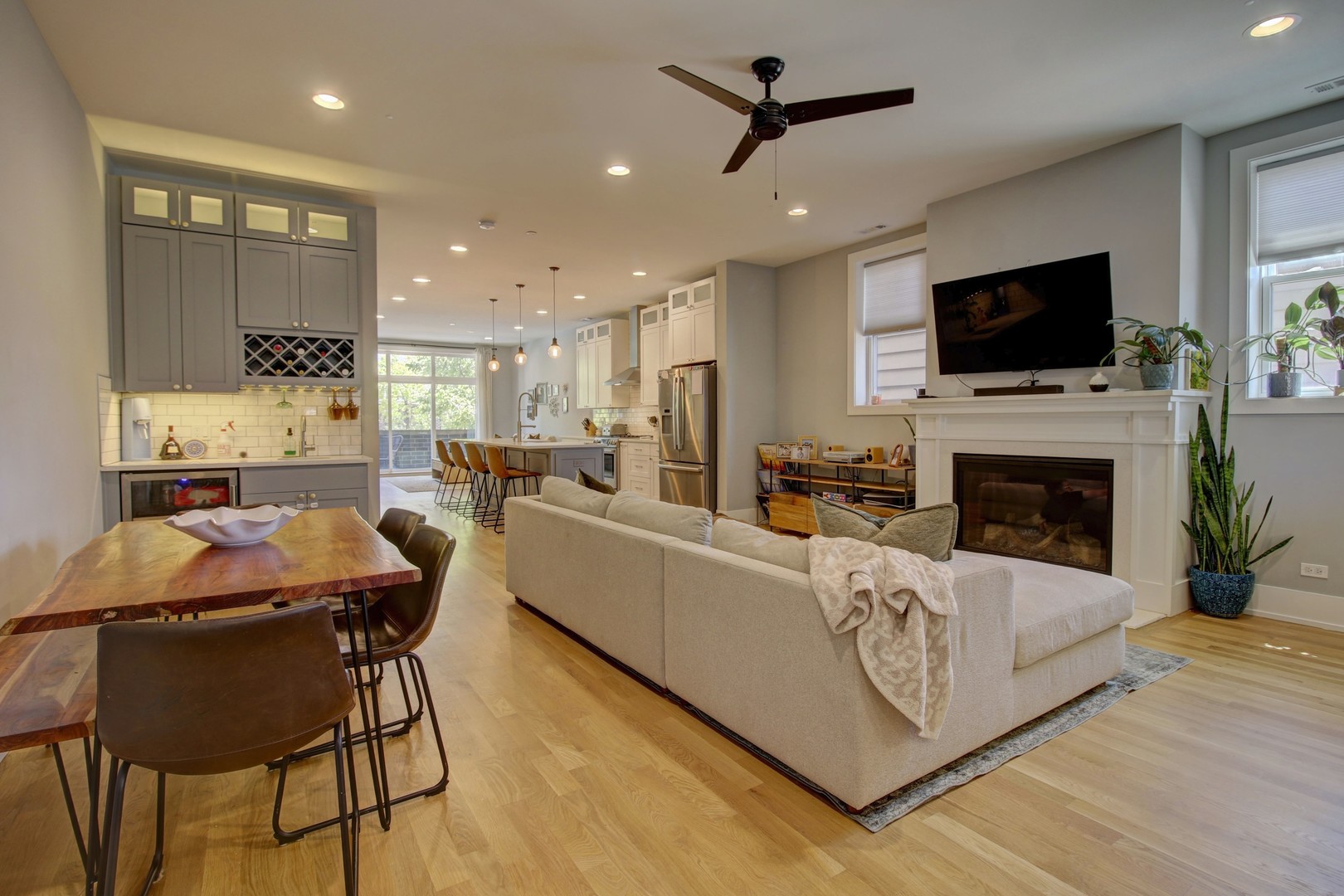 2438 N Western Avenue #1, Chicago, IL 60647