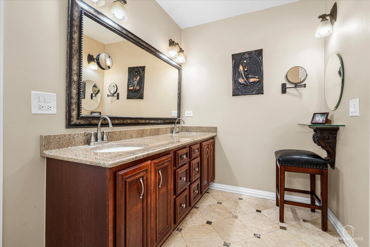 4 Waterbury Court, Lake Zurich, IL 60047