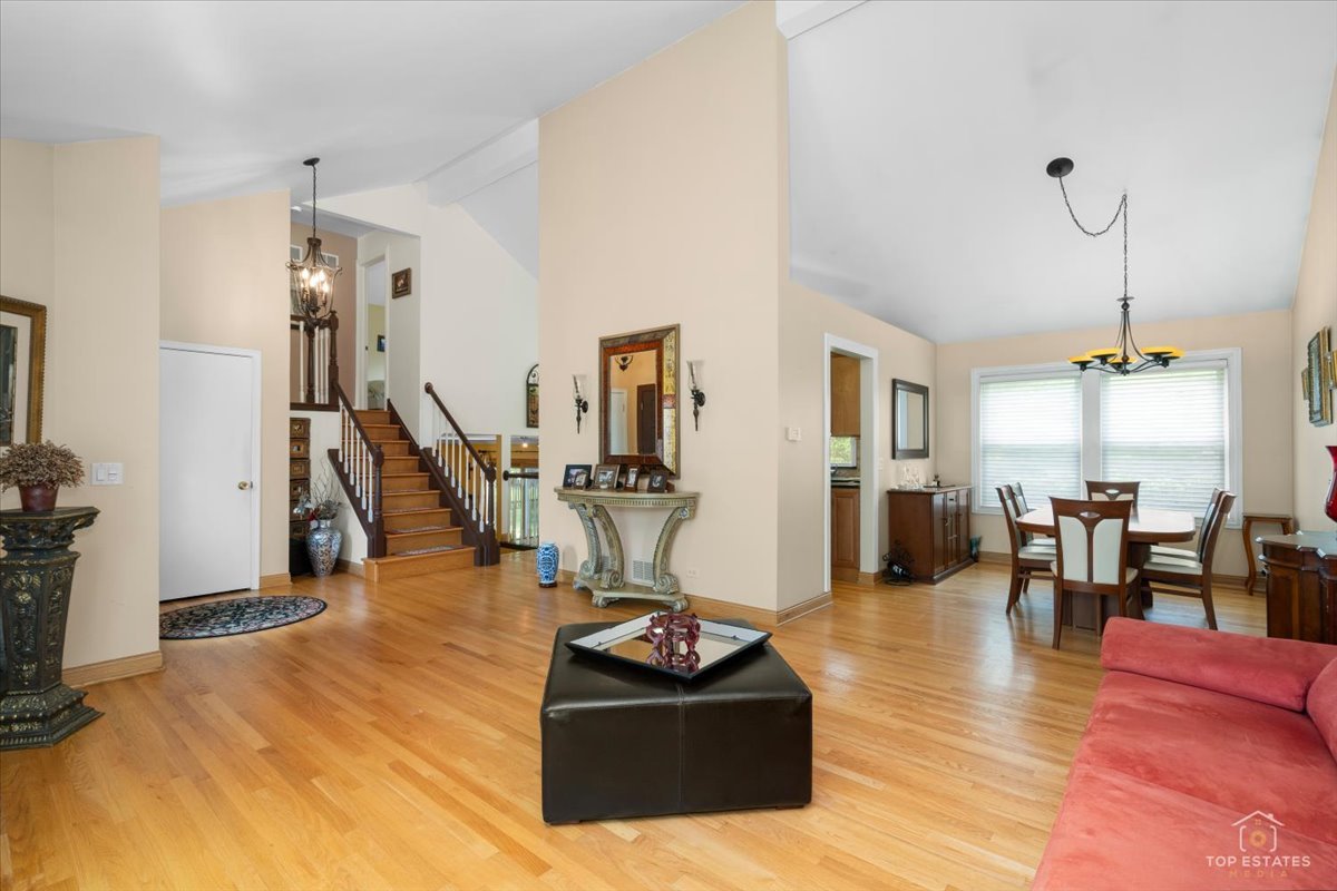 4 Waterbury Court, Lake Zurich, IL 60047