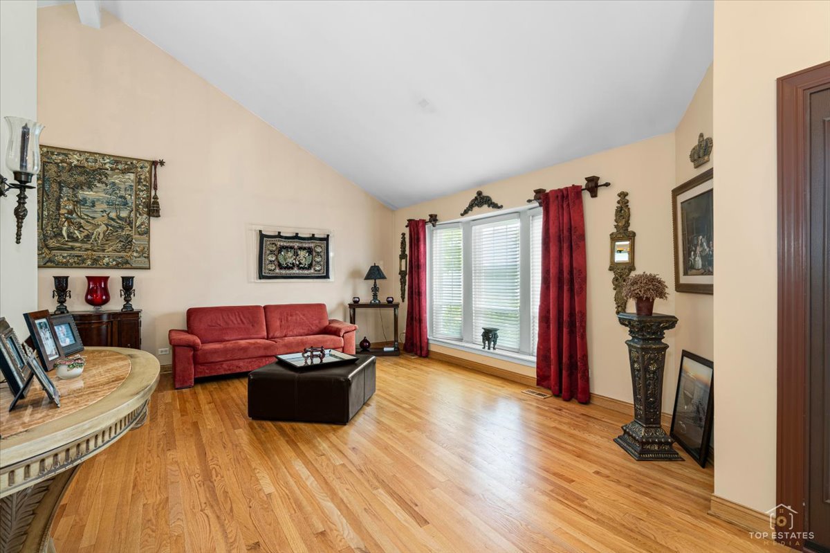 4 Waterbury Court, Lake Zurich, IL 60047