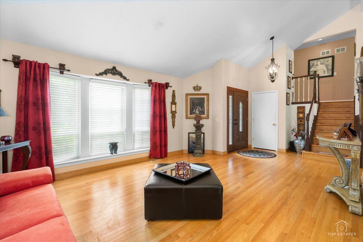4 Waterbury Court, Lake Zurich, IL 60047