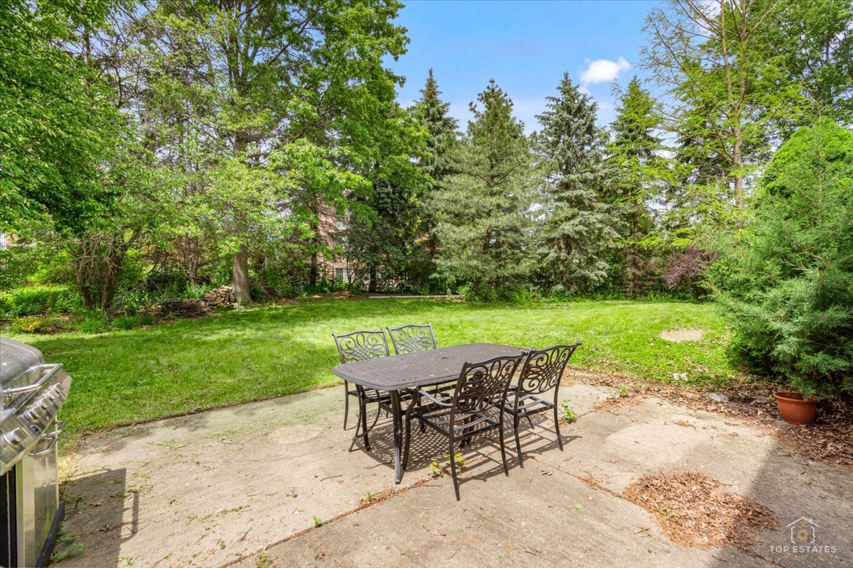 4 Waterbury Court, Lake Zurich, IL 60047