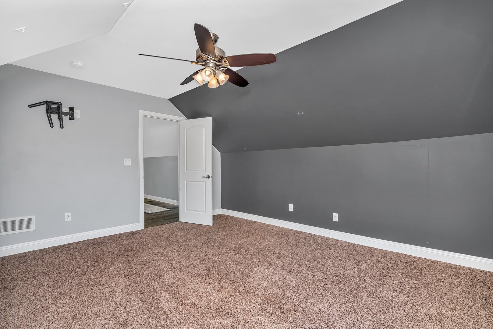 100 W 1st Street, Coal City, IL 60416