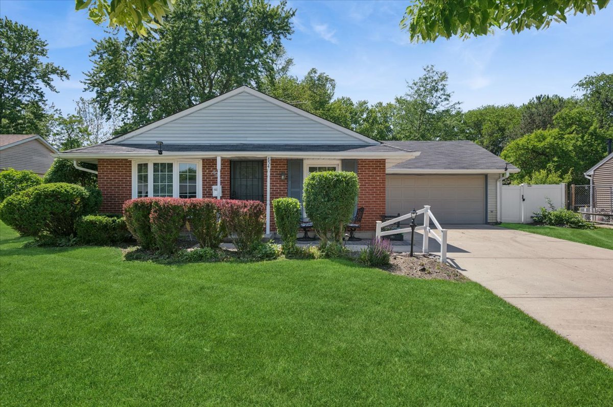 854 Sunrise Place, Roselle, IL 60172