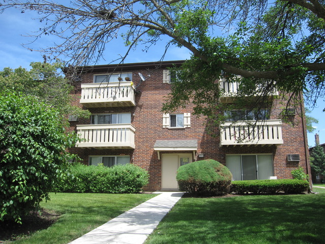 1077 DICKENS Way #C, Schaumburg, IL 60193