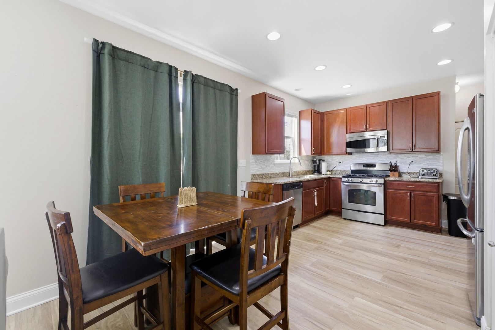 803 W Courtland Street, Mundelein, IL 60060