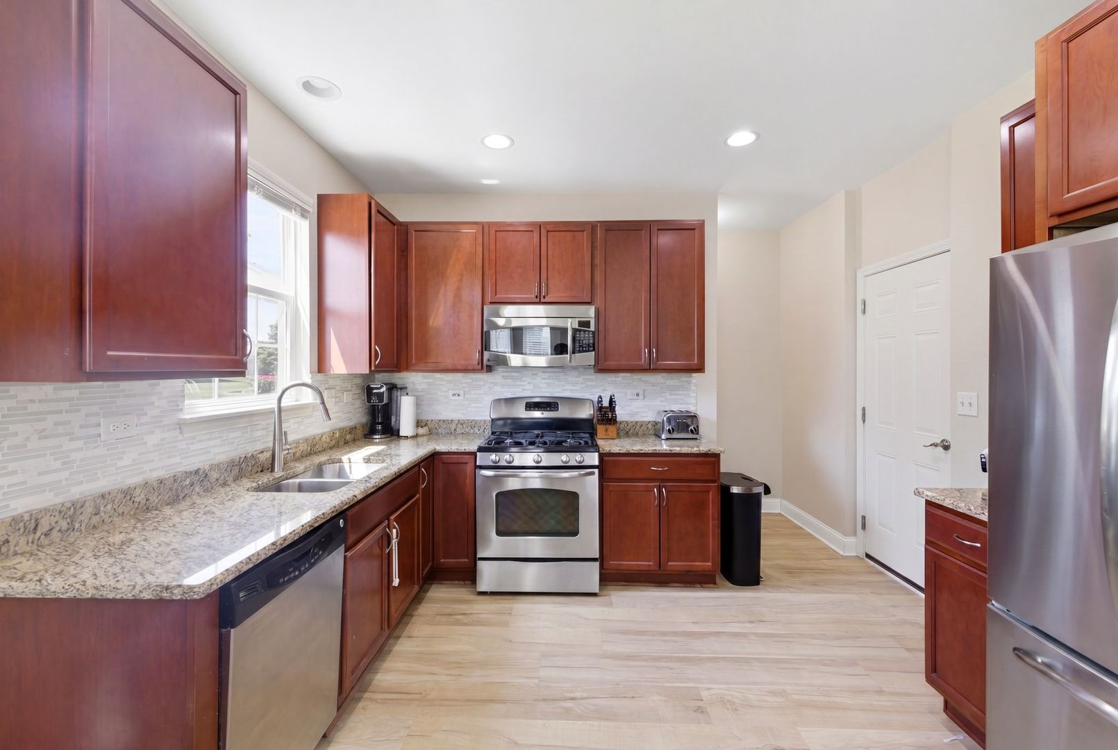 803 W Courtland Street, Mundelein, IL 60060
